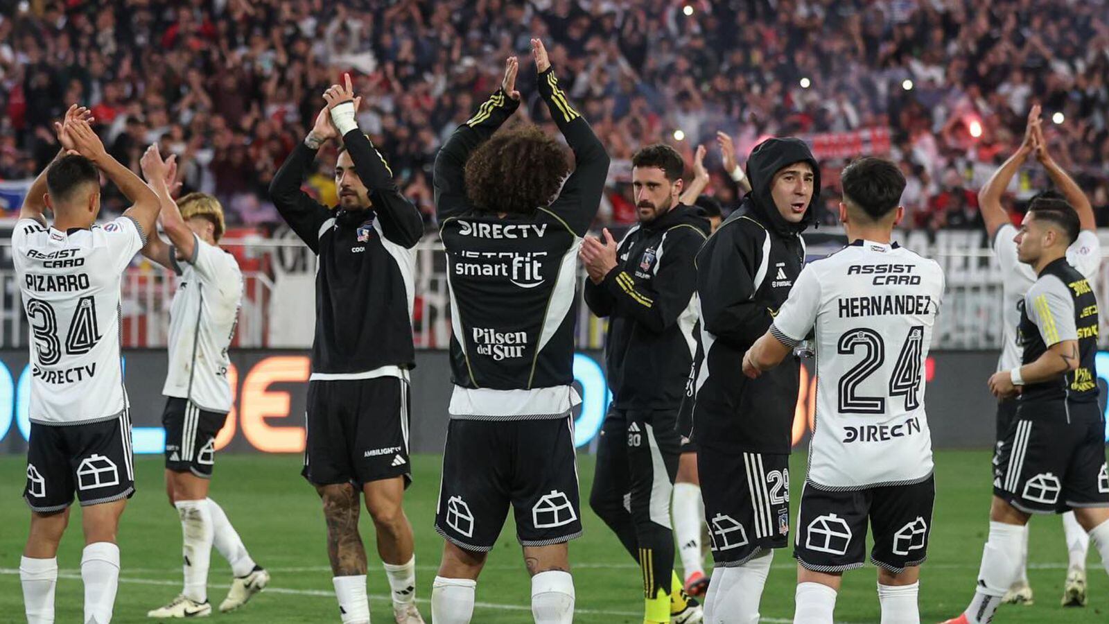 Parte del plantel de Colo Colo en cancha