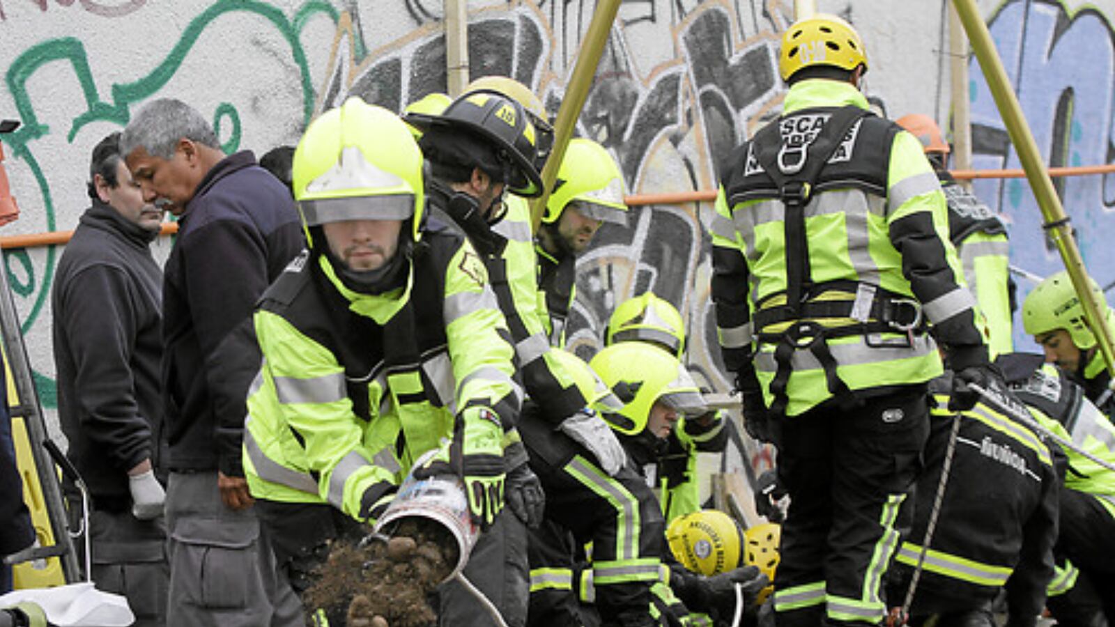 Trabajador quedó atrapado en pozo tras derrumbe en cárcel de Alta Seguridad de Santiago