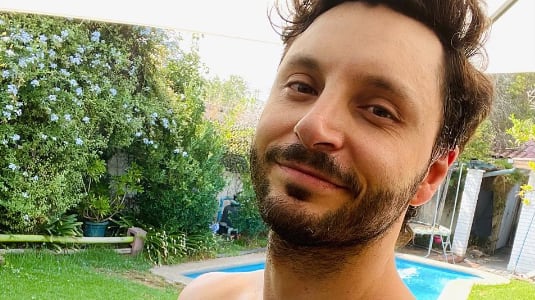 “¿1 o 2?”, preguntó Meneghello, a lo que varios cibernautas se inclinaron por la segunda postal, donde aparece de cuerpo completo.
“Ay, no. Lo mejor de este verano 2023. Gracias por tanto”, “ándate cabrito”, “el cuerpo humano en su máxima expresión”, “la 2 todo el rato”, fueron algunos comentarios.
Cabe recordar que el intérprete fue parte de La ley de Baltazar, exitosa teleserie de Mega que mantiene expectantes a los televidentes.
Ahí dio vida a Sebastián, expareja de Antonia (Daniela Ramírez) y dueño de una cervecería ubicada en Cochamó, lugar donde se desarrolla la historia.