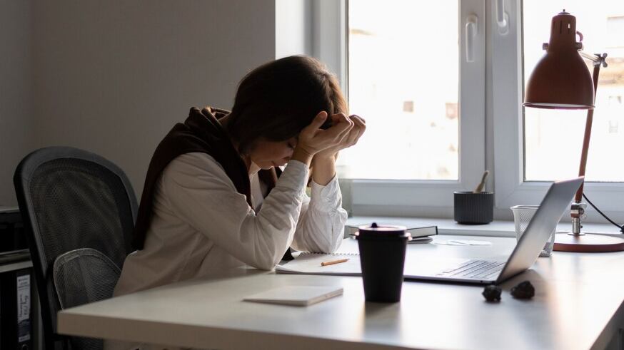 Vista lateral de mujer con síndrome de impostor