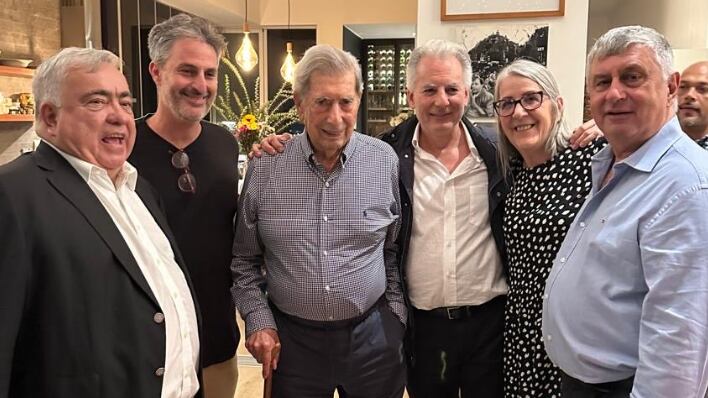 Mario Vargas Llosa celebrando sus 89 años.