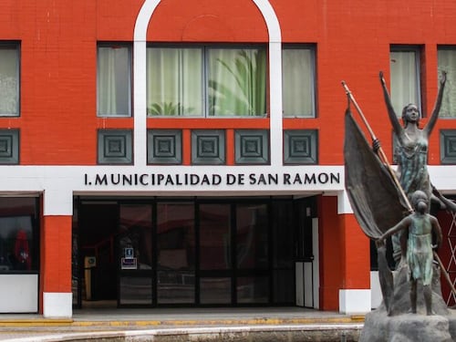 Encuentran armas y municiones al interior de la Municipalidad de San Ramón: hay un funcionario detenido