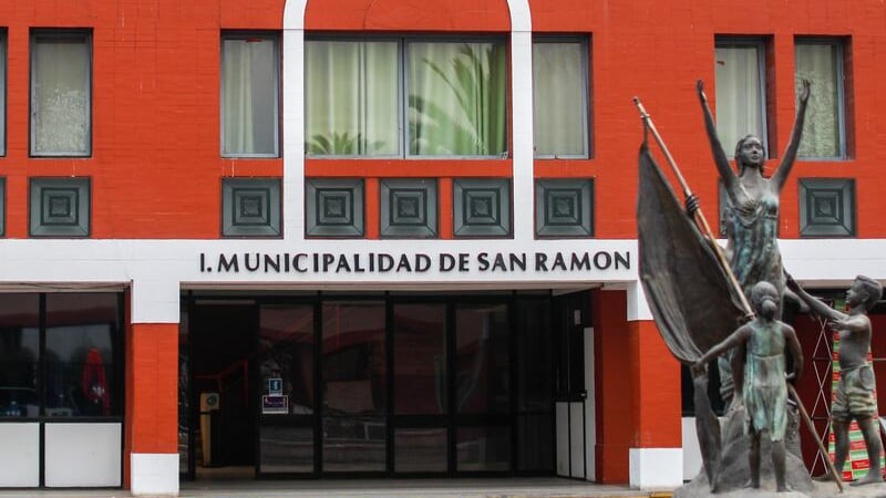 Encuentran armas y municiones al interior de la Municipalidad de San Ramón: hay un funcionario detenido