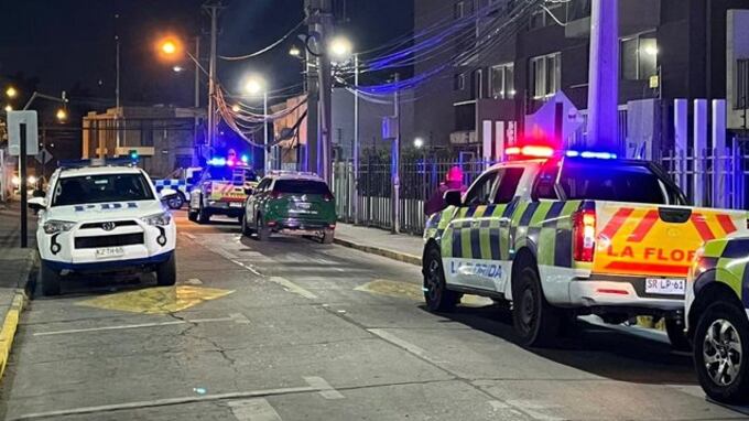 Su declaración era algo inverosímil. La madre del niño que murió en La Florida, tras caer del piso 7, había señalado a la Brigada de Homicidios de la PDI que dejó solo a su hijo durante cinco minutos, para subir al piso 9 a dejar unas galletas que había vendido a las tres de la madrugada.
Pero, finalmente se supo la verdad. Primero, no subió a dejar galletas ni tampoco fue por un breve espacio de tiempo. Sino que salió de la casa para compartir con vecinos en otro inmueble y ya llevaba más de una hora y media sin saber del pequeño.
El menor al despertar, y no encontrar a su madre, se acercó al balcón y terminó cayendo desde gran altura puesto que no contaba con mallas de seguridad.
No habrían pasado ni cinco minutos de que una madre salió de su departamento para ir a vender galletas a las tres de la mañana, desde el piso 7 al 9, cuando fue alertada que su hijo de 6 años se precipitó del edificio, perdiendo la vida al instante. Hecho ocurrido en La Florida.
Niño cae de piso 7 en La Florida
La tragedia ocurrió en calle San Carlos con Ancud, en las cercanías de Vicuña Mackenna, y fueron los vecinos quienes alertaron de la caída del menor. El primero en llegar fue el conserje, quien intentó realizar maniobras para reanimarlo.
Al llegar personal médico, se corroboró que el pequeño se encontraba fallecido.
Según el relato preliminar que entregó la madre de nacionalidad venezolana, es que “sería conocida en el edificio por vender galletas. Había subido del piso 7 al 9 cuando fue alertada que su hijo se precipitó del departamento”, reportó 24 Horas de TVN, declaración que finalmente fue cambiada, ante las sospechas de las policías.
La investigación está en manos de la Brigada de Homicidios y se trabaja bajo la hipótesis de un accidente.