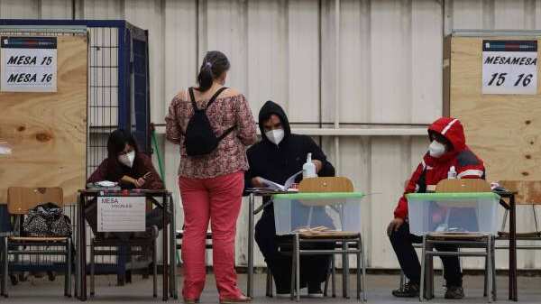 Mujer embarazada rompió fuente en local de votación en Santiago: logró concretar su deber cívico