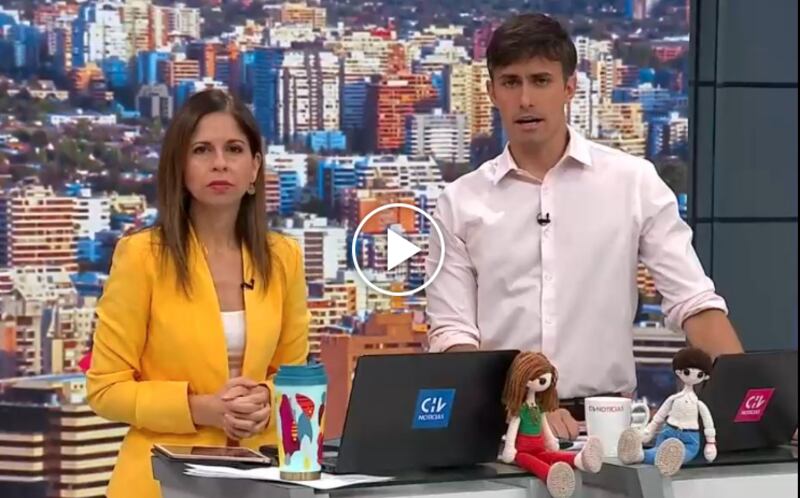 Con toda la ola de brujerías, magia negra y acusaciones de hechizos varios, realizadas por algunos rostros de la farándula, llamó la atención cuando la mañana del 20 de abril, los periodistas Karina Álvarez y Roberto Cox comenzaron Chilevisión Noticias AM con unos llamativos muñecos de lana, junto a sus computadores.
Pero, lejos de estar ligados al lado oscuro de la vida, se trató de un tierno regalo de parte de una madrugadora emprendedora, quien se informa desde las 5:45 de la mañana, con la pareja de conductores, en el primer noticiero del día “Primera Página”.
“Somos nosotros” cuenta Álvarez a Publimetro. “Una televidente y emprendedora que nos escribe saludos hace mucho tiempo en Primera Pagina nos mandó los muñecos de regalo”.
“Tiene detalles tan delicados como el collar que estaba usando yo en ese momento y los micrófonos que también los reprodujo”, explicó emocionada, la conductora Contigo en director.
“El de Roberto tiene la camisa arremangada y el reloj del mismo color. Son demasiado lindos y estamos felices con este gesto de cariño”, agregó.
De igual forma, reconoció que cuando recibieron los tiernos regalos, no sabían de qué se trataba.
“Cuando nos mandó los muñequitos eso si, no puso remitente en la caja entonces fue un misterio al principio saber que venía al interior y quién lo mandaba”.
-¿Pensaron que serían muñecos vudú?
“Jajajajaja no, para nada. Yo los recibí y cuando los abrí, inmediatamente sabía que era ella quien estaba detrás, así que le agradecimos en pantalla el gesto”.
“Es un lindo gesto, la verdad es que ella ya nos había anticipado en un mensaje que pensaba hacernos muñequitos y mandarlos, pero de verdad nos sorprendió también por la dedicación y la cantidad de detalles que tienen. Desde ahora la intención es que nos acompañen todos los días en el informativo de la mañana”, relató.
La cuenta de Instagram de la emprendedora es @lachicalanera y “la verdad es que este tipo de situaciones son las más gratificantes y hacen que madrugar valga la pena”, agradeció la conductora.