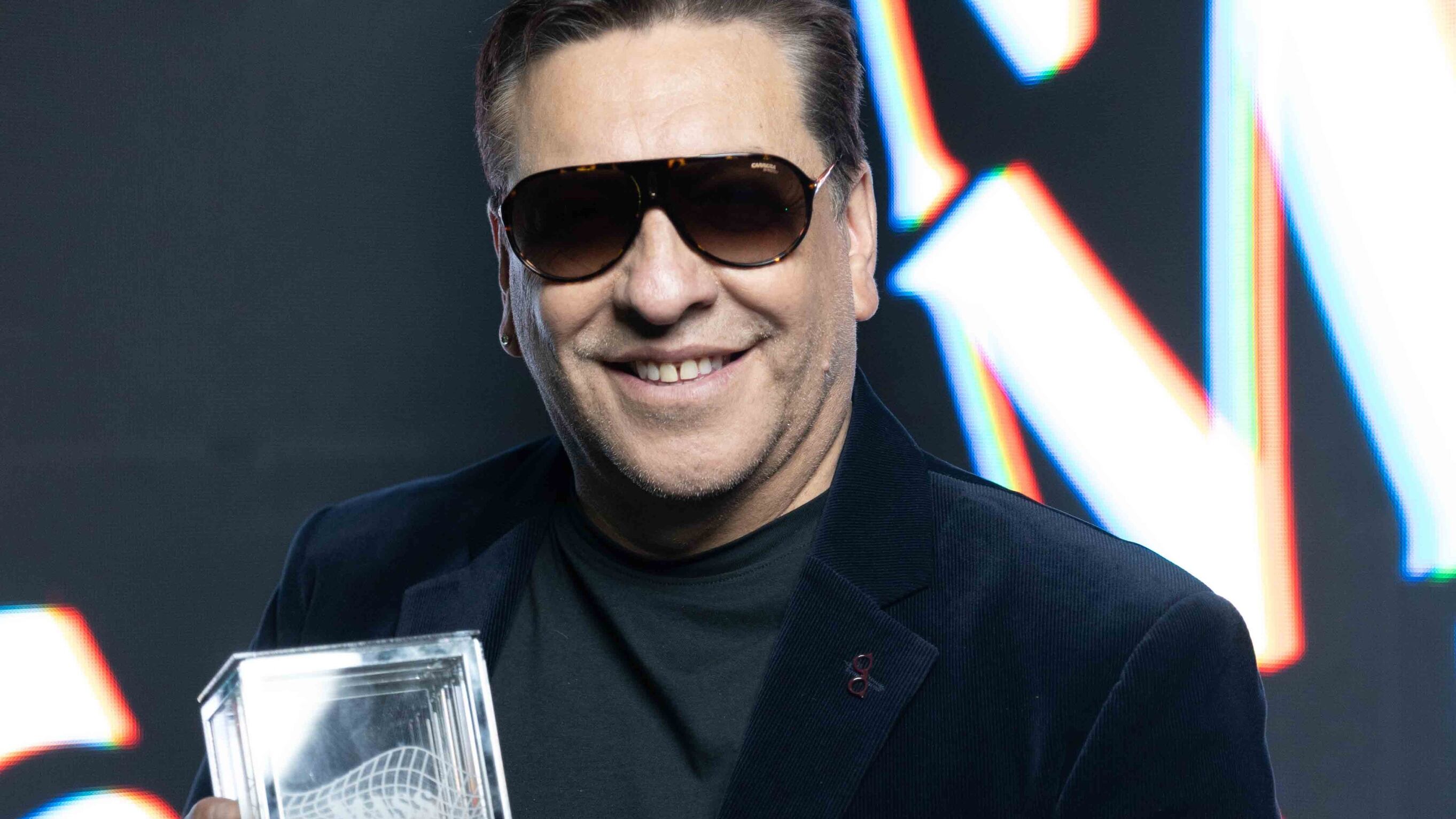 Julio César Rodríguez ganó la categoría a "Mayor tiempo al aire" en los Premios MASS Awards.