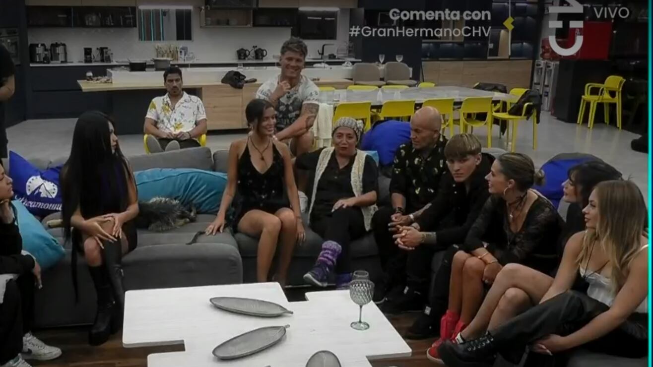 Tras el reingreso de los ex participantes al reality, Gran Hermano ya cuenta con una nueva placa de eliminación. Lucas Crespo, Francisco Arenas, Viviana Acevedo y Constanza Capelli se encuentran en riesgo de abandonar la casa estudio en Argentina.
Así se estableció luego que los 12 participantes que se encuentran actualmente en el programa de telerrealidad de Chilevisión entregaran sus respectivos votos en el concesionario.