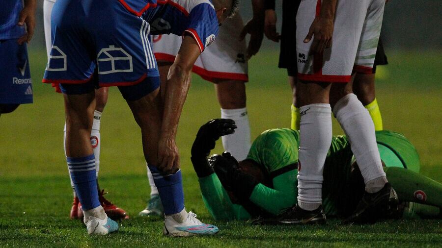Leandro Fernández escondiendo monedas que le arrojaron a Omar Carabalí