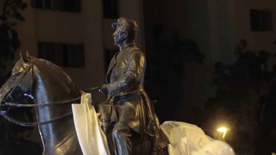 Instalan estatua de Baquedano en Plaza Italia