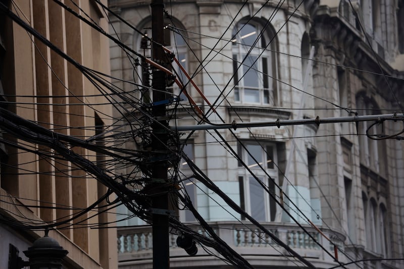 Cables en las calles de Valparaíso.