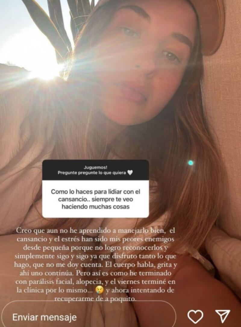 La actriz, influencer y autora del libro “Mujer Power”, Belén Soto, se refirió a los complejos momentos que ha atravesado por culpa del exceso de trabajo, el cual le ha desencadenado en un severo cuadro de estrés, provocándole parálisis facial y alopesia.
Así lo reveló en su cuenta de Instagram, donde definió cuáles son sus “peores enemigos”.
Fue al momento que le preguntaron por sus técnicas de descanso, cuando confesó que está al debe respecto a ese tema, el cual afecta su salud.
“Creo que aún no he aprendido a manejarlo bien. El cansancio y el estrés han sido mis peores enemigos desde pequeña, porque no logro reconocerlos y simplemente sigo y sigo”, reconoció, como mea culpa.
Según explicó, no se da cuenta que trabaja más de la cuenta, puesto que disfruta lo que hace y por ello no se da cuenta que su cuerpo necesita descansar.
“Disfruto tanto lo que hago, que no me doy cuenta. El cuerpo habla, grita y ahí uno continúa”, comentó a sus seguidoras.
Pero, también reconoció que sí han ocurrido situaciones donde su cuerpo le pidió detenerse, y se manifestó con caída del cabello e incluso parálisis facial.
“Así es como he terminado con parálisis facial, alopecia, y el viernes terminé en la clínica por lo mismo… y ahora (estoy) intentando de recuperarme de a poquito”, sentenció.
Días atrás, la actriz de Papi Ricky gritaba de alegría por el éxito de su libro, el cual sacó una nueva edición para el mercado extranjero.
“Compartió un video en su cuenta de Instagram, donde se mostró emocionadísima abriendo el paquete con el nuevo ejemplar de “Mujer Power” que se lanzó este junio en nuestro país, a través de la editorial Penguin Random House.
“Emoción, ¡Esto es real! ¡'Mujer Power Internacional’ ya está en mis manos! Quiero gritar de alguna manera, y me emociono sola porque los sueños se hacen realidad”, comentó en aquella oportunidad.