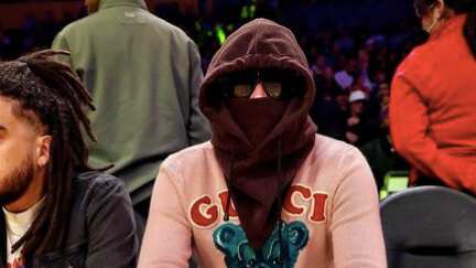 El artista estuvo presente en el partido de los Lakers de Los Ángeles.