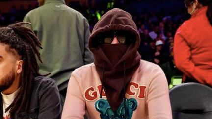 El artista estuvo presente en el partido de los Lakers de Los Ángeles.