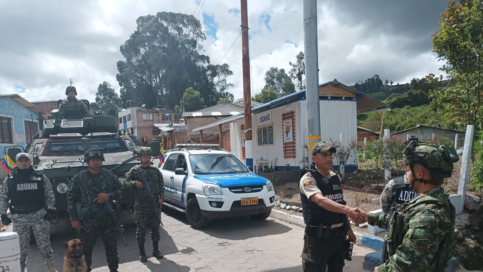 Colombia despliega cerca de 180 militares en la frontera con Ecuador