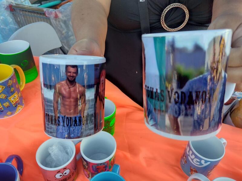 Tazones con imagen de Tomás Vodanovic en la Feria de Maipú