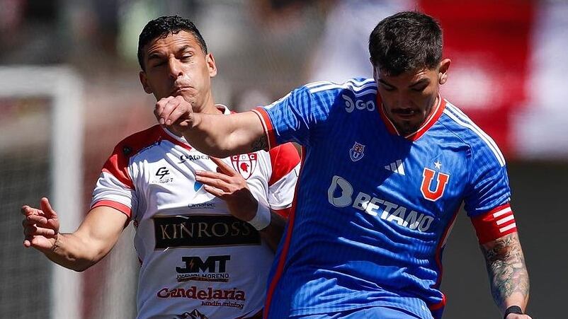 Luis Casanova disputa el balón con el delantero de Copiapó, Isaac Díaz, durante el partido que terminó 3-1 en favor del cuadro nortino.