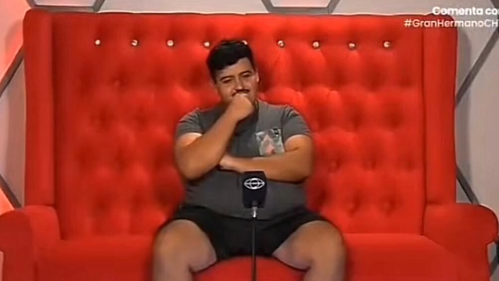 El participante de Gran Hermano, Rubén, hizo una romántica petición al programa de CHV para poder cenar con una de sus compañeras, a quien definió como “única, hermosa y encantadora”. Se trata de Viviana Acevedo, de quien dijo que también “me ha tirado indirectas”.
Fue en el confesionario donde el excarabinero hizo su petición, dispuesto incluso a realizar un desafío para ganarse una noche especial y el corazón de ella.
“Mi petición Gran Hermano, quería invitar a cenar a la Vivi...me ha tirado indirectas y me gustaría conocerla más, no solo como una amistad, si es que se puede un poco más”, solicitó.
Si bien, reconoció que puede ser un largo camino, dijo estar dispuesto a jugársela.
“A lo mejor puede ser lento, pero me gustaría intentarlo”. señaló.
Tras ello, Gran Hermano le pidió que abriera su corazón y le contará qué siente exactamente tanto Viviana, quien se ha besado con Coni y Fran.
“Siento que es una mujer única, hermosa, encantadora...simpática”, la llenó de flores. “Es una gran mujer en pocas palabras”, dijo romántico.
“Me gustaría una cena y que haya una rosa en la mesa, que es un detalle que me dijo y lo tuve presente. Por último cumplir un reto, lo que sea estoy a disposición”.