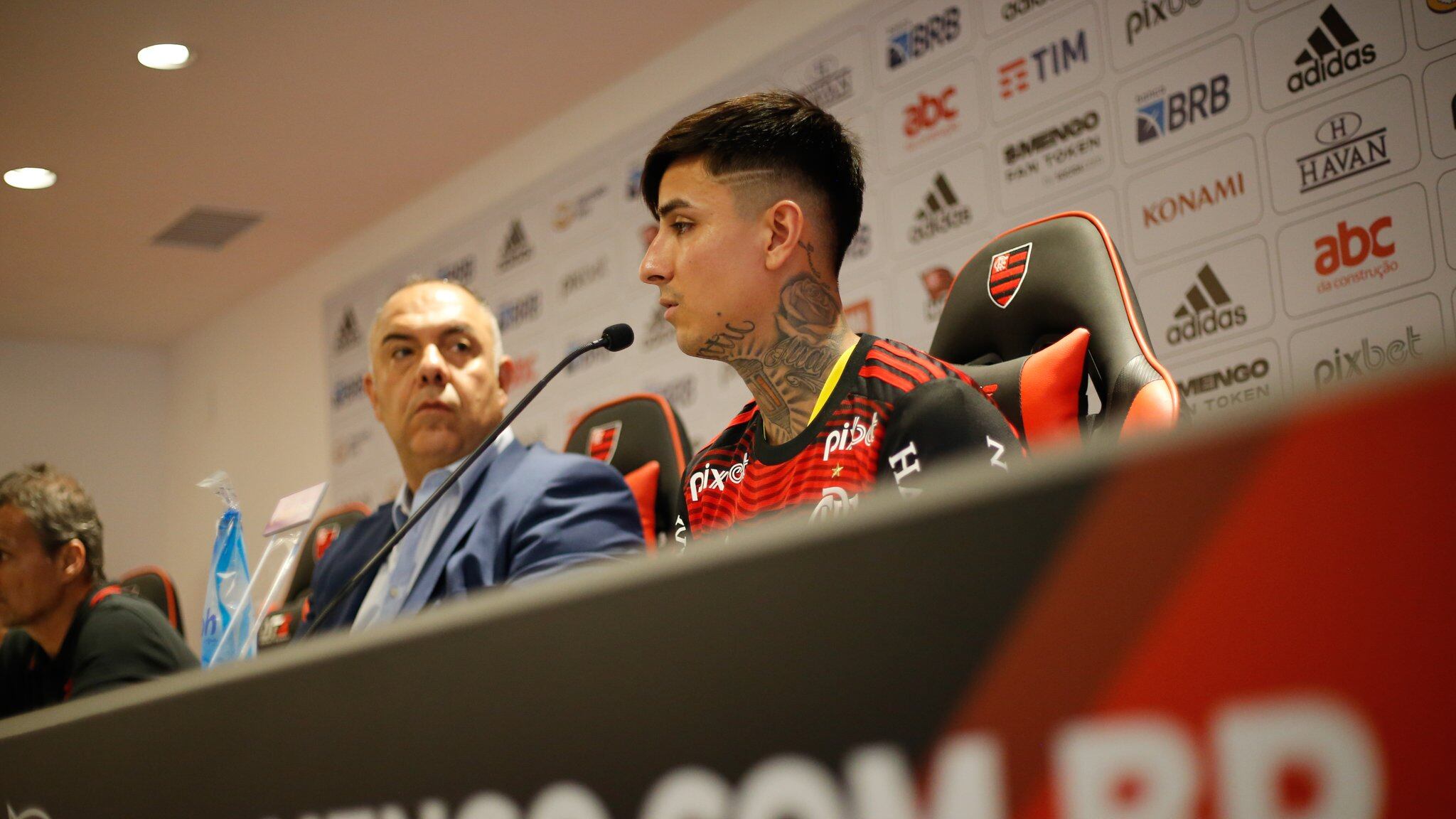 Erick Pulgar fue presentado en Flamengo