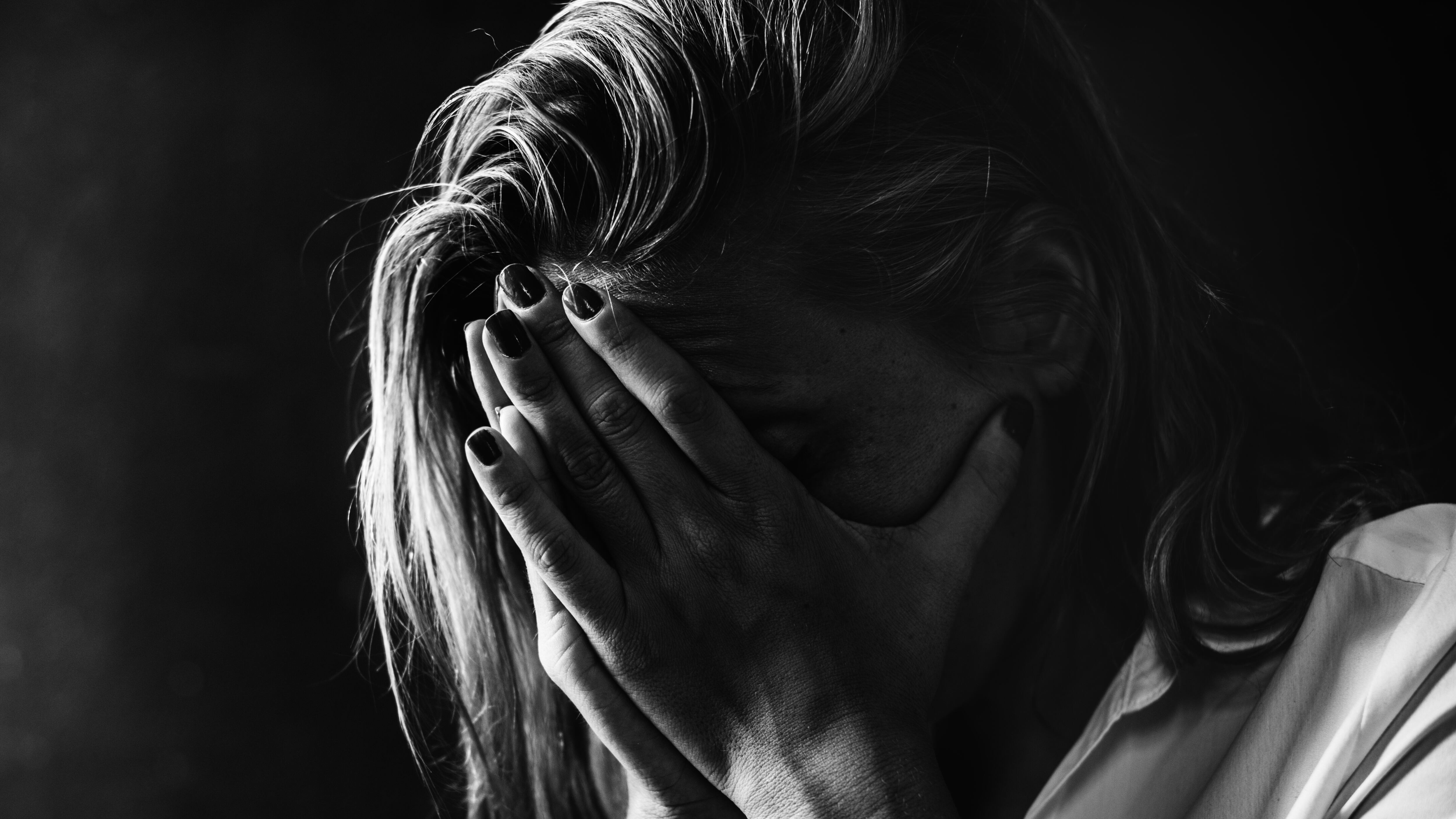 Aunque en términos generales un ataque de ansiedad y un ataque de pánico pueden confundirse, tienen características particulares que los hacen diferentes. Foto: Freepik.