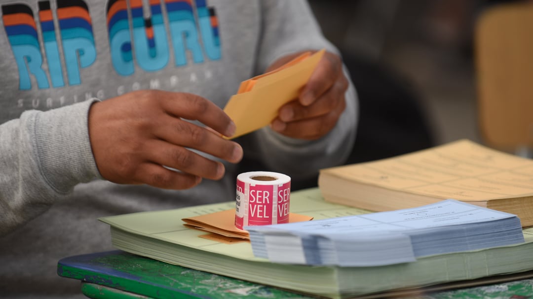 ELECCIONES 2024 | 27 DE OCTUBRE DEL 2024 / SANTIAGO
PRIMEROS VOTANTES.
VOCALES DE MESA PREPARAN LOS VOTOS PARA LOS CIUDADANOS QUE CONCURREN A SUFRAGAR EN EL COLEGIO MIRAVALLE DE LA COMUNA DE PEÑALOLÉN.
HERNÁN URTUBIA / AGENCIAUNO