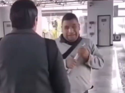 Mujer acusa a persona con discapacidad visual de mirarle el trasero en el Metro de CDMX