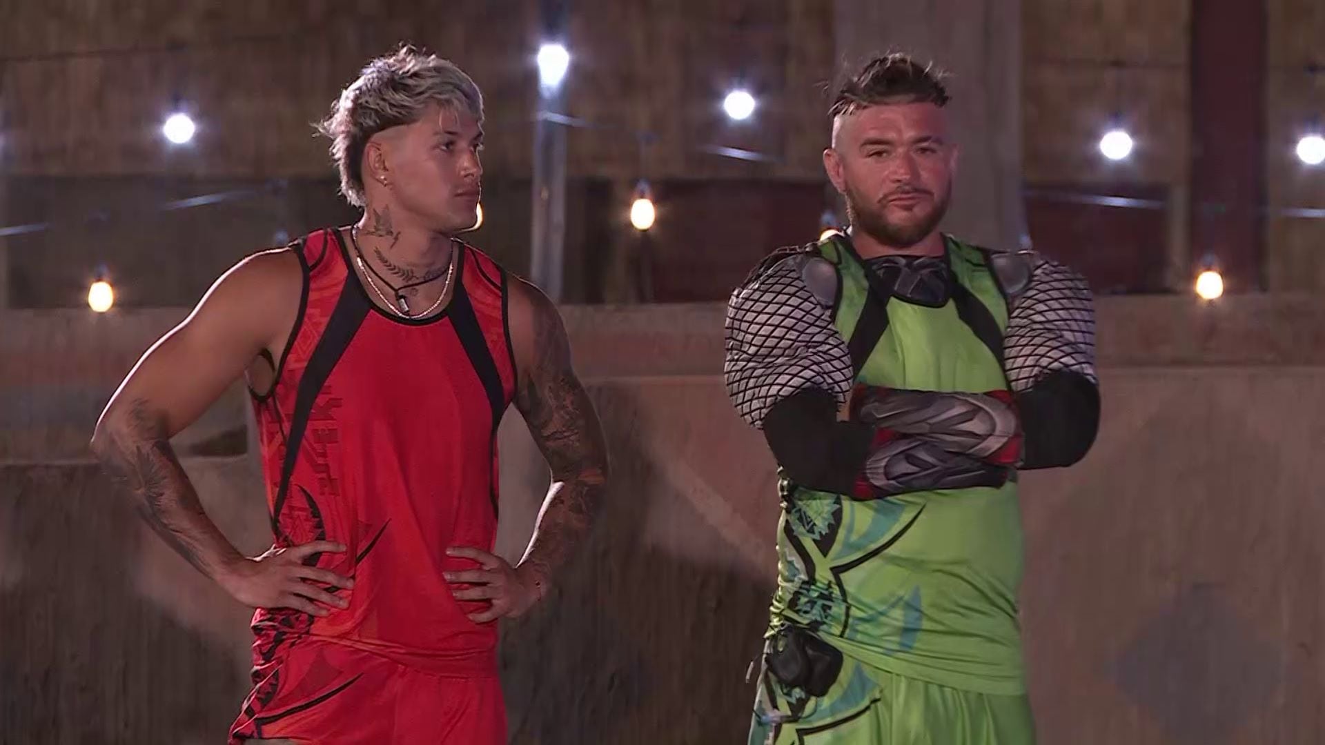 Este domingo el reality “Tierra Brava” mostrará al ganador de la competencia entre Nicolás Solabarrieta y Junior Playboy, junto con el ingreso de los animadores de Tu Día, José Luis Repenning y Priscilla Vargas.
Según el adelanto al que accedió Publimetro, fue el exfutbolista quien se impuso con total comodidad en la prueba de eliminación.
Previamente, nervioso por el duelo, Junior vestido de Thor, se despidió del burro en el establo y le regaló sus zapatillas. Tras decirle al animal “Soy su Dios universal”, lo liberó para que corriera solo por el patio.
Ya en el campo de juegos, Nico le dijo a Karla Constant que estaba confiado, lo cual quedó más que demostrado.
“Respeto mucho a mi rival, pero vengo con la mentalidad ganadora, porque vine a ganar el reality”, sostuvo. Junior, en tanto, aseguró estar preparado. “Soy como una máquina, me transformo en este tipo de espectáculos, y voy a entregarlo todo. Un desnudo puede ser incluso”, prometió.
El duelo desde el principio fue favorable a Nico, y sin demasiada dificultad superó a Junior hasta que ganó, encendiendo la antorcha y siendo aplaudido por todos.
“Estoy contento de superar a un gran rival”, indicó Solabarrieta y dedicó su triunfo a Uriel y a Guarén.
Junior, en tanto, comentó que justo compitiendo se le terminó de caer la uña negra que le mordió el burro. “En mi corazón sólo hay buena onda. Disculpen si alguna vez me salí de madres, somos nosotros mismos los que nos boicoteamos”, sostuvo.
“Estoy orgulloso de haber llegado a estas instancias. Esta tierra era de verdad brava, es algo que te hace más fuerte. Y vamos por el quinto reality... pude lucirme como el ‘Thor chileno’”, les dijo a sus compañeros para despedirse.
Varios le dedicaron palabras. “Eres la persona a la que más le he cogido cariño. Me ha ayudado mucho tu presencia y me da pena, será más difícil esto para mí”, le manifestó Fabio para despedirlo. “Hiciste que algunos días duros fueran más fáciles. Sin ti esta experiencia no habría sido igual, haces reír a muchos y aquí todos te queremos”, indicó Chama. “Vi en Junior mi espejo de hombre, si fuera hombre sería exactamente así. Eres un niño por dentro, que nadie te quite eso”, le aseguró Gabrieli.
“Lo que queda en ‘Tierra Brava’, queda en ‘Tierra Brava’”, le dijo Pamela al despedirse de él.
Otra quemadura
En otro curioso incidente de quemaduras, mientras estaban todos afuera conversando, Arturo abrazó a Shirley y le botó, sin querer, una taza con café caliente sobre la pierna. La peruana quedó resentida con el chileno por lo ocurrido.
“¿Ves que no sumás, sino que restás? Sos terrible”, le preguntó bromeando Luis a Longton.