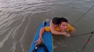 Bruno Lobo salvando a mujer que se ahogaba en una playa de São Luís