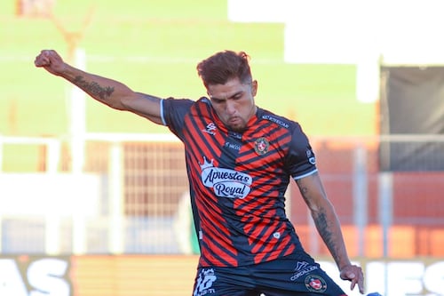 Deportes Limache desvincula a César Pinares tras polémico comentario de su esposa en redes