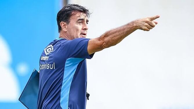 El técnico boliviano-argentino fue despedido este miércoles del cuadro gaucho luego de ser goleados 4-1 por Mirassol en el Brasileirao.