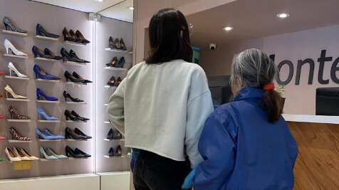 Dueño de local le regala zapatillas a adulta mayor | Fuente: Twitter.com/juliBiasion