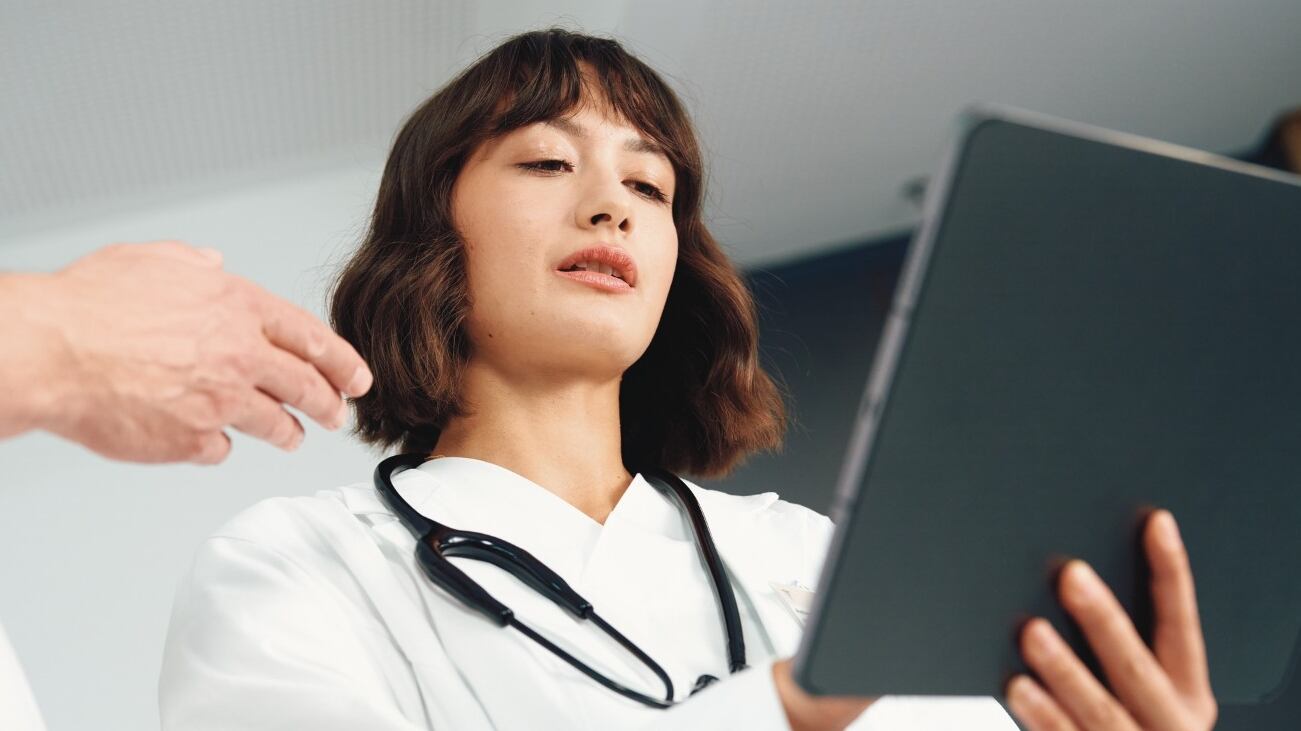 Imagen referencial de revisión de exámenes médicos por ACV.