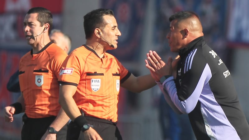 Almirón cuestionó expulsión en el Superclásico y acusó “una persecución” de los árbitros en su contra: “Se analiza la derrota, pero no los robos o penales”