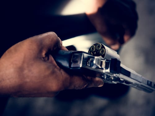 A ladrón le cayó su propia bala en la cabeza, luego de sus cómplices lanzan disparos al aire durante intento de robo