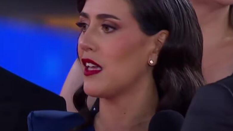 Gala Viña del Mar: Alcaldesa Macarena Ripamonti llega la alfombra roja con look minimalista.