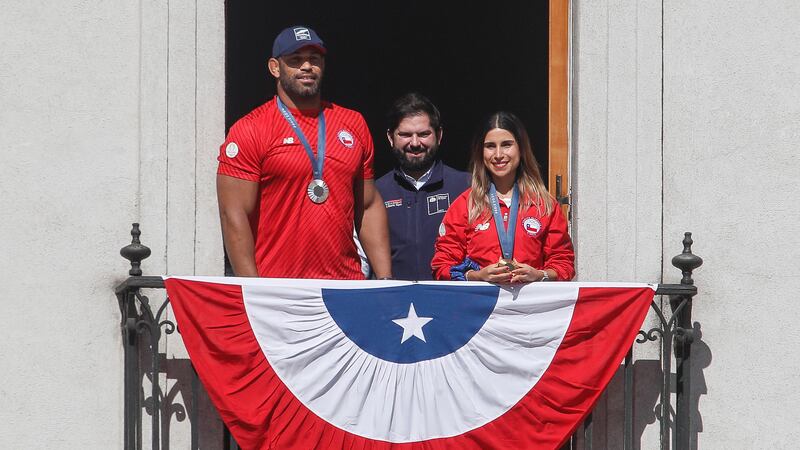 Hasta con fuerte apretón al Presidente Boric: Francisca Crovetto y Yasmani Acosta tuvieron su merecido homenaje en La Moneda