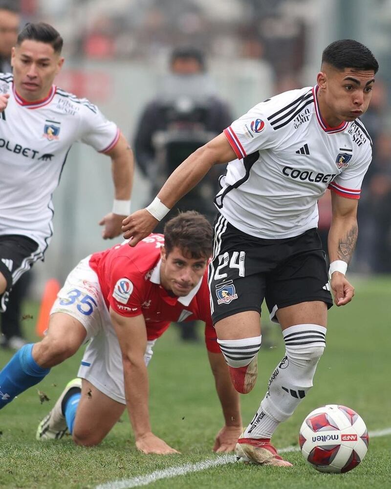 Jordhy Thompson (Colo Colo) se lleva el balón ante la atenta mirada de Clemente Montes (UC).