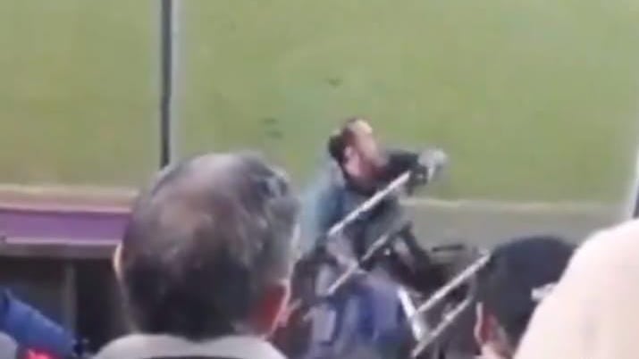 Hincha lanza burrito a la cancha. Pantallazo.