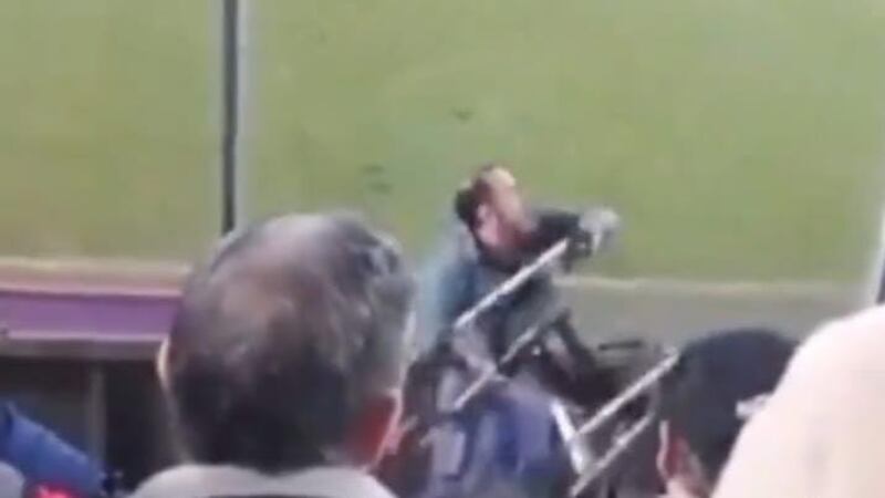 Hincha enfurecido lanza un burrito a la cancha en la derrota de Unión Española ante La Calera en el Estadio Santa Laura