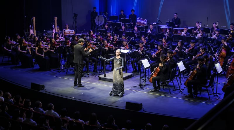 Sophia junto a la orquesta.