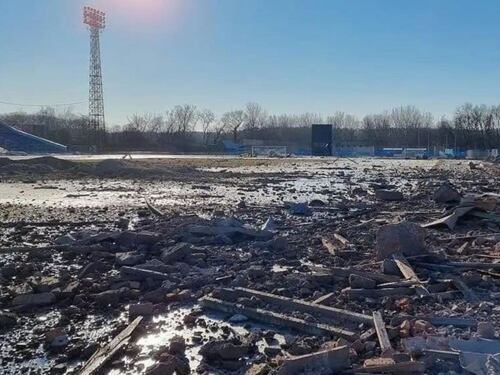 ¡Terribles imágenes! Bombardeo ruso destruye estadio de futbol en Ucrania
