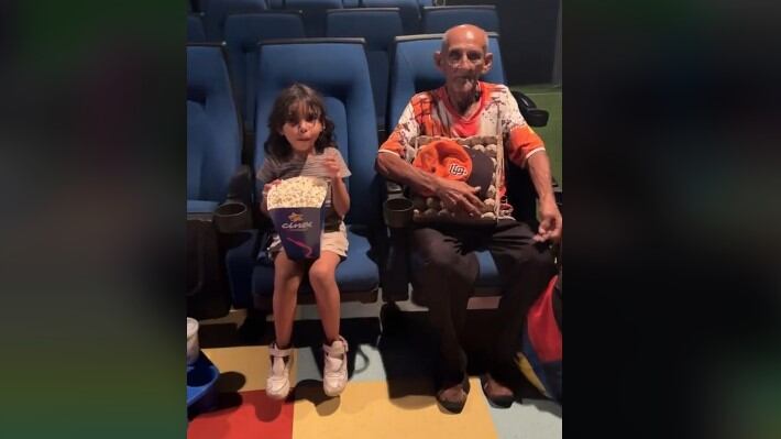 El anciano y su nieta Mariana estaban encantados al estar por primera vez en una sala de cine