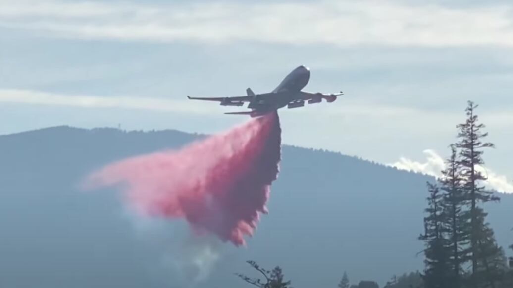 Incendios en California: Polvo rosa para sofocar el fuego, ¿de qué trata?