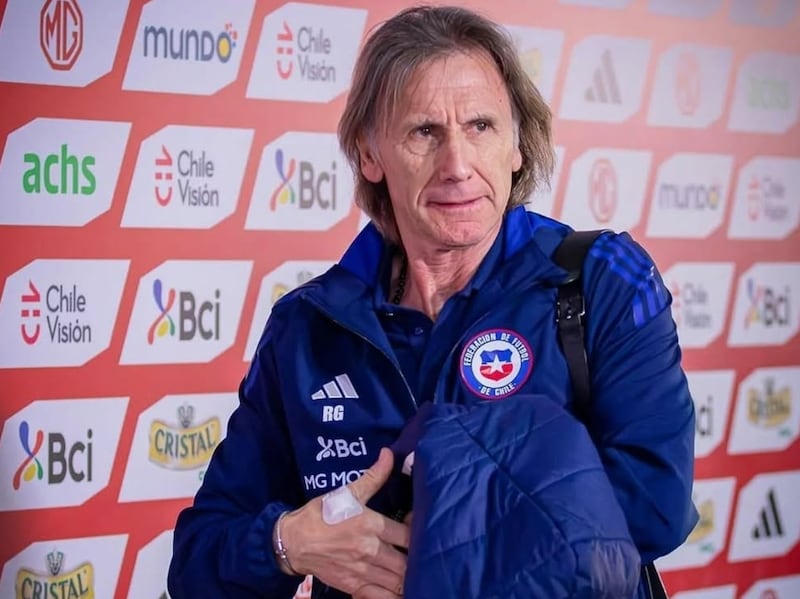 El entrenador de la selección chilena fue duramente abucheado anoche durante el partido que la Roja perdió con Argentina.