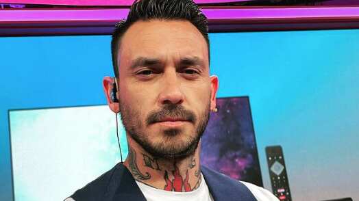 Mauricio Pinilla descarta que mujer que sale besando sea compañera de TVN.