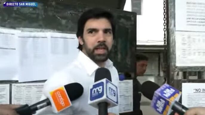 El esposo de Cathy Barriga llegó esta mañana hasta la cárcel de mujeres de San Miguel para visitar a la exalcaldesa de Maipú.