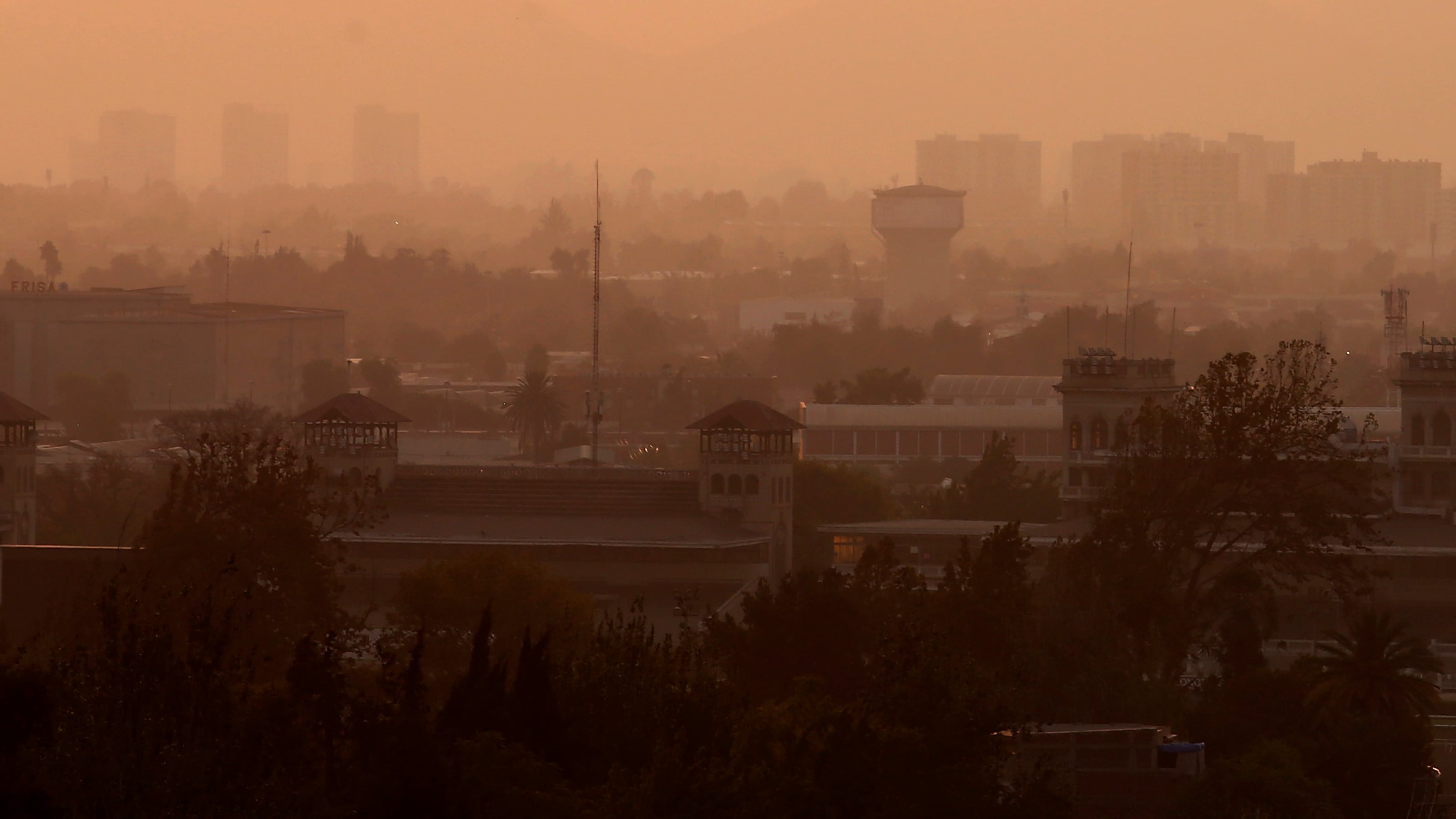 Durante el balance del mediodía, la ministra de Salud, Ximena Aguilar, que fue recientemente nombrada por el Mandatario Gabriel Boric como enlace presidencial preventivo en la región Metropolitana, dio a conocer las consecuencias para la salud que podrían tener las personas debido a la exposición al humo, tras los incendios forestales.
Explicó que “la exposición principalmente a material particulado tiene efectos en la salud porque puede empeorar a personas que tienen cuadros respiratorios crónicos pudiendo generar una descompensación”.
Agregó que las personas de grupos vulnerables como niñas, niños, embarazadas y adultos mayores se pueden ver aún más afectado en estas situaciones.
Para poder prevenir consecuencias a la salud, la secretaria de Estado recomendó el uso de mecanismos de barrera como las mascarillas y de protección ocular para quienes se encuentran en las zonas afectadas.
En la región Metropolitana, en donde ha comenzado a llegar el humo, recomendó, dependiendo de la calidad del aire, “evitar la actividad física, cerrar puertas y ventanas para reducir la exposición al humo, si hay mucho humo también usar mecanismos de barrera como las mascarillas”.