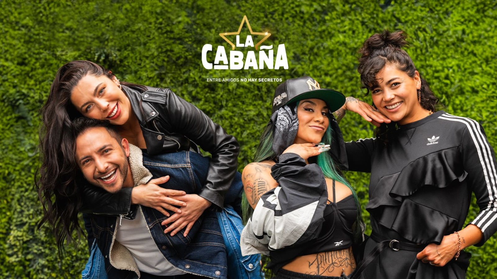 ¡La espera llega a su fin! El próximo viernes, después de Meganoticias Prime, será el esperado estreno del nuevo docushow de Mega “La Cabaña”, programa de telerrealidad conducido por Karen Doggenweiler, realizado en el Cajón del Maipo.
El espacio, que grabará a dos parejas de amigos durante un fin de semana, contará en su capítulo debut nada menos que con Daniela Aránguiz, exchica Mekano que actualmente se encuentra en Perú, grabando el reality de Canal 13 Tierra Brava.
Por este motivo, como una jugada maestra de Mega, se adelantaron para poner en pantalla a la exesposa de Jorge Valdivia, mientras que aún no aparece en los capítulos del programa conducido por Karla Constant y Sergio Lagos.
En la oportunidad, la duplas de amigos serán Flor de Rap con Camila Recabarren y Hugo Valencia con Daniela Aránguiz.
“Lo encontraba Impulsivo, gritón y cahuinero”, dijo la expanelista de Zona de Estrellas, sobre su nuevo amigo personal.
“Estamos muy entusiasmados con el estreno de nuestro programa. El viernes podrán ver a dos parejas de amigos compartir un fin de semana en un lugar soñado!”, reveló Karen Doggenweiler, por su parte, quien competirá con “Podemos Hablar de CHV.
Además, agregó que se van a sorprender al conocer facetas que nunca habíamos visto de ellos y secretos desconocidos… Los esperamos este viernes ¡No falten!”,