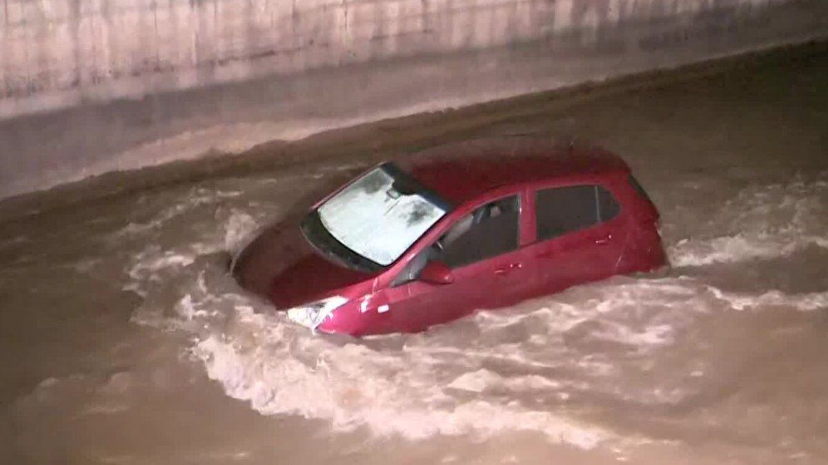 Aprendía a manejar bajo efectos del alcohol: mujer cayó con su auto al canal San Carlos en La Florida