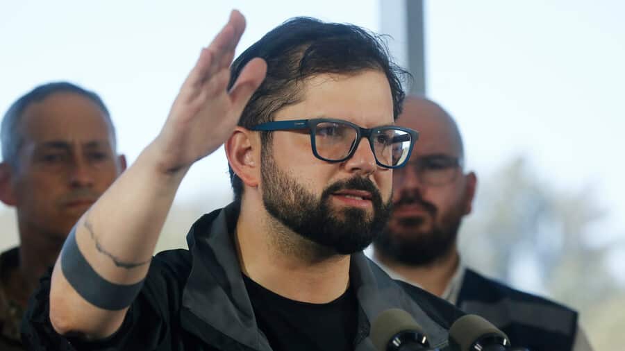 Gabriel Boric, Aton Chile